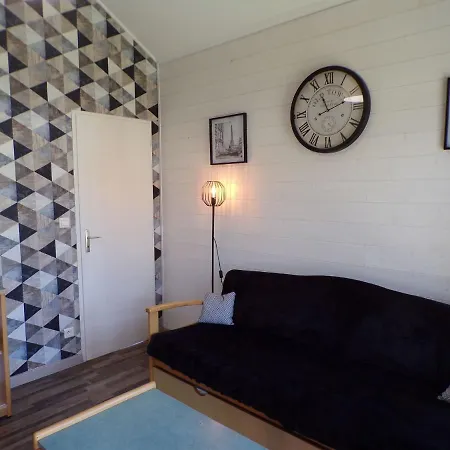 Semesterbostad Charming Holiday Home Number 8 In Signy Le Petit With Covered Terrace Signy-le-Petit